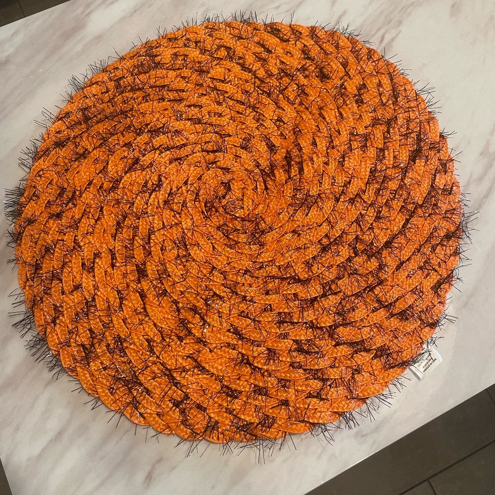 PIER 1 IMPORTS ROUND ORANGE/BLK HALLOWEEN PLACEMAT